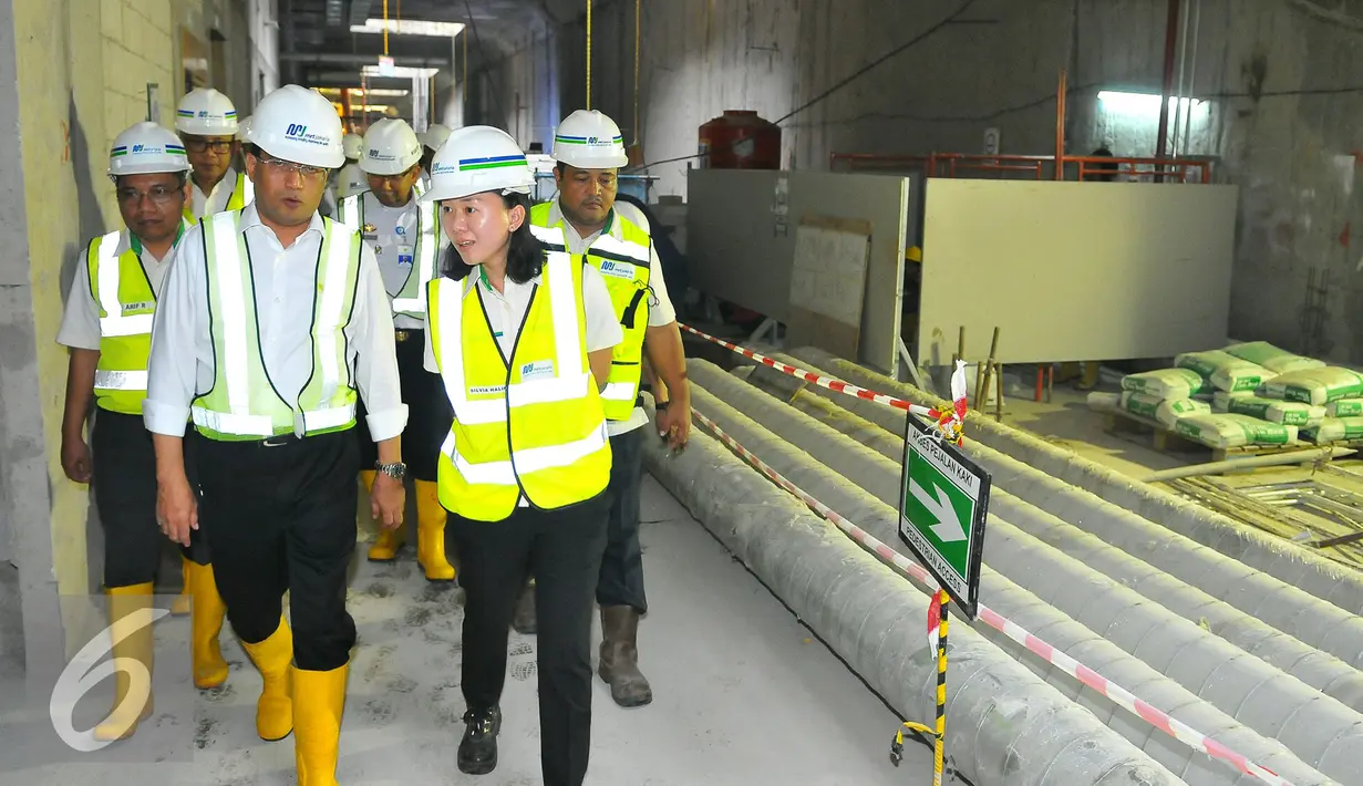 Menteri Perhubungan Budi Karya Sumadi saat meninjau proyek MRT di Bundaran HI, Jakarta, Rabu (14/12). Rencananya proyek MRT ini akan selesai pada 2019. (Liputan6.com/Angga Yuniar)