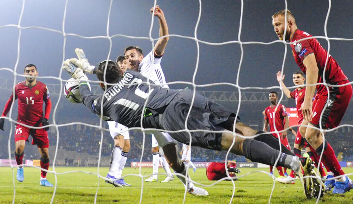 Penjaga gawang Armenia Stanislav Buchnev (tengah) melakukan penyelamatan saat melawan Jerman pada pertandingan sepak bola Kualifikasi Grup J Piala Dunia 2022 di Stadion Vazgen Sargsyan, Yerevan, Armenia, 14 November 2021. Jerman menang 4-1. (AP Photo/Hakob Berberyan)