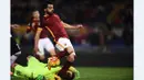 Striker AS Roma, Mohammed Salah, berusaha melewati hadangan kiper Palermo, Fabrizio Alastra, dalam lanjutan Serie A Italia di Stadion Olimpico, Roma, Senin (22/2/2016) dini hari WIB. (AFP/Filippo Monteforte)