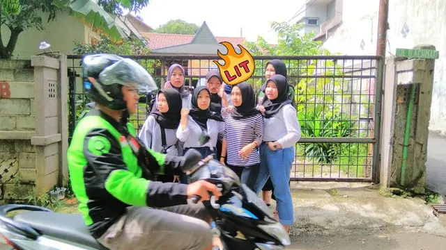 6 Potret Mahasiswa Gagal Foto Bersama Karena Motor Lewat Ini Bikin Elus Dada