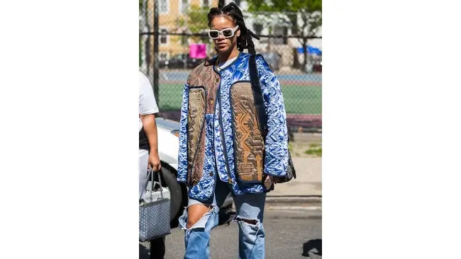 Ini dia gaya stylish Rihanna dengan kacamata favoritnya. (Foto:Instyle.com)