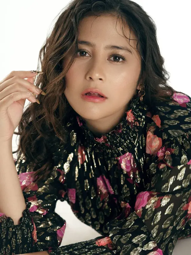 Gaya Pemotretan Prilly Latuconsina Bertajuk Timeless, Tampil Dengan Rambut Kriting. (Sumber: Instagram/winstongomez)