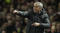 Pelatih Manchester United, Jose Mourinho, memberikan instruksi dari tepi lapangan (AFP/Oli Scarff)