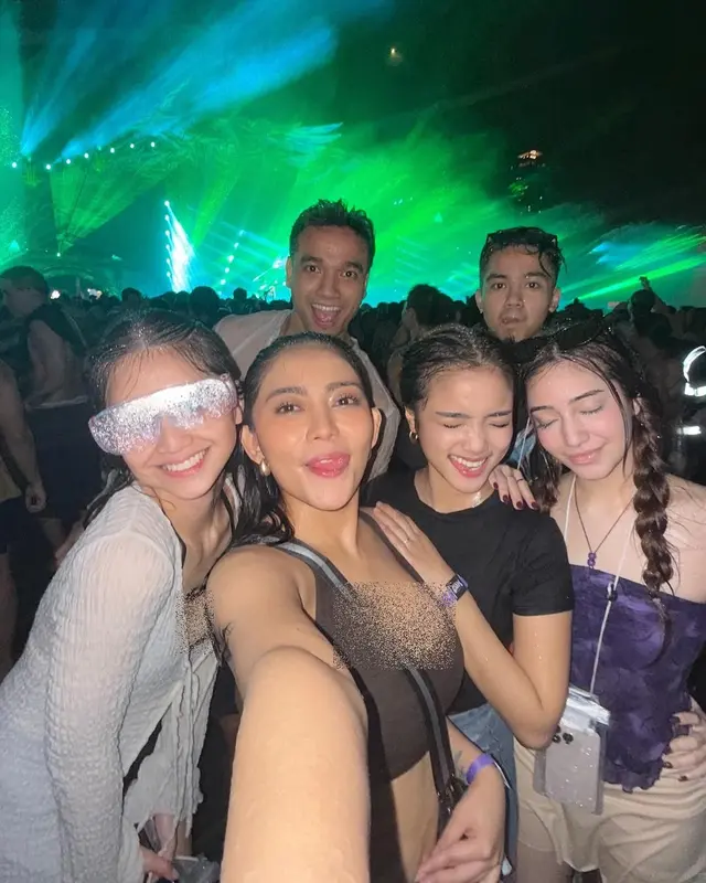 5. Fuji, Rachel Vennya dan lainnya tertawa lepas sambil berbasah-basah terkena cipratan air. Mereka menikmati tradisi perang air khas Songkran tersebut.