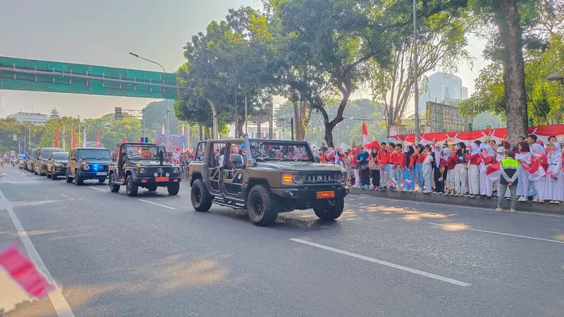 Kirab bendera pusaka merah putih dan teks proklamasi menggunakan Kendaraan Operasional (Ranops) MV3-Maung Tangguh buatan PT Pindad pada Sabtu, 10 Agustus 2024. (dok Pindad)