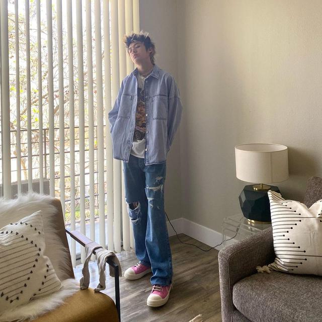 7 Potret Warren Hue, Rapper Asal Indonesia yang Gabung dengan 88Rising