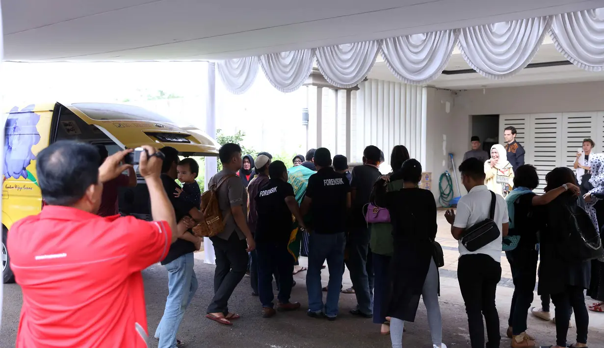 Jenazah Jupe diturunkan dari mobil jenazah yang membawa dari rumah sakit Cipto Mangunkusumo. Luna Maya, Ruben Onsu, Zaskia Gotik beserta keluarga ikut mendampingi jenazah di dalam abmulance. (Nurwahyunan/Bintang.com)