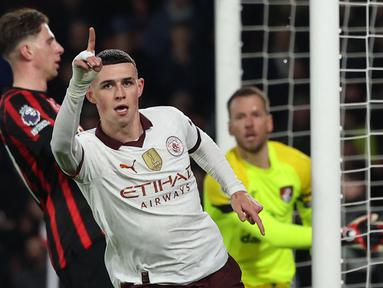 Pemain Manchester City, Phil Foden melakukan selebrasi setelah mencetak gol penentu kemenangan ke gawang Bournemouth pada laga lanjutan Liga Inggris 2023/2024 yang berlangsung di Vitality Stadium, Bournemouth, Inggris, Minggu (25/02/2024) dini hari WIB. (AFP/Adrian Dennis)