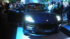 Pengunjung melihat New Porsche Macan saat peluncuran di Jakarta, Kamis (28/3). Bank DBS Indonesia memberi kesempatan ke nasabah DBS Treasures Private Client menjadi yang pertama dalam berpetualang dengan Porsche Macan sebagai salah satu cara untuk lebih menikmati hidup. (Liputan6.com/Angga Yuniar)