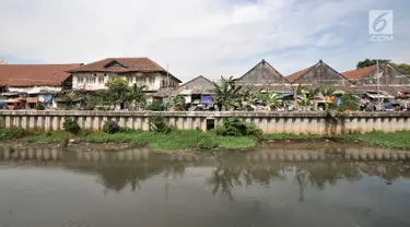 Pemukiman semipermanen berjejer di pinggir Kali Besar Timur, kawasan Kota Tua, Jakarta, Minggu (30/9). Kondisi kali yang berada di sisi timur Kota Tua ini sangat kontras dengan Kali Besar Barat. (Merdeka.com/Iqbal Nugroho)