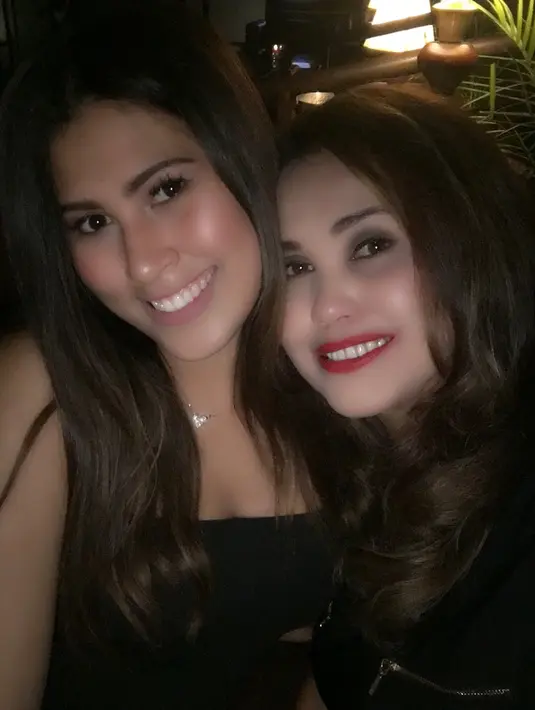 Gadis cantik bernama Sabrina Eben ini merupakan cucu dari musisi legend tanah air, mendiang Rinto Harahap. Sabrina ini merupakan anak dari Cindy Claudia Harahap, buah cintanya bersama Thariq Mahmud Eben. (Instagram/sabrinaeben)