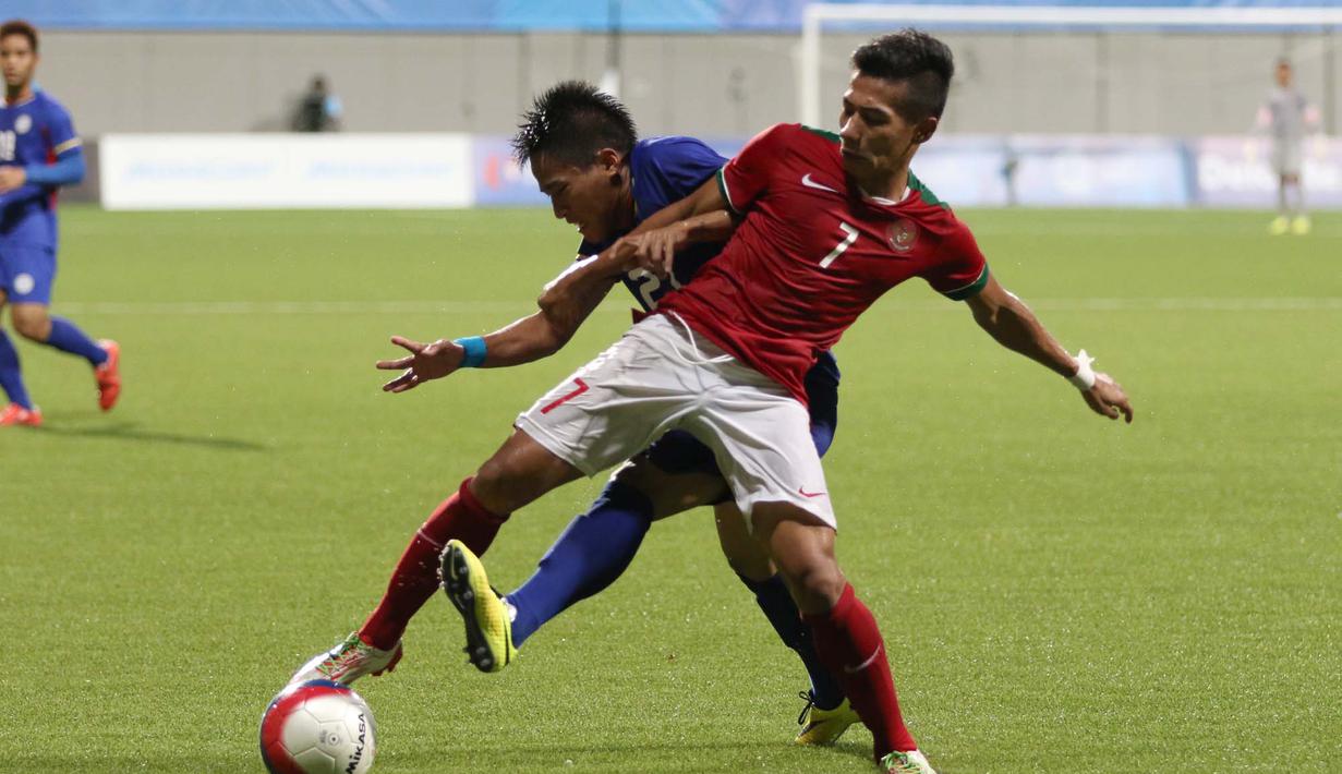 Pemain Indonesia U-23, Ahmad Nufiandani (7) berebut bola dengan pemain Filipina U-23. (Bola.com/Arief Bagus)