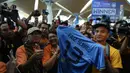 Warga Malaysia memadati Bandara International Kuala Lumpur untuk menyambut pesepak bola kebanggaan mereka, Mohd Faiz Subri. (AFP/Mohd Rasfan)