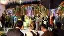 Para tamu undangan sedang bersalaman dengan pengantin. (Bintang.com)