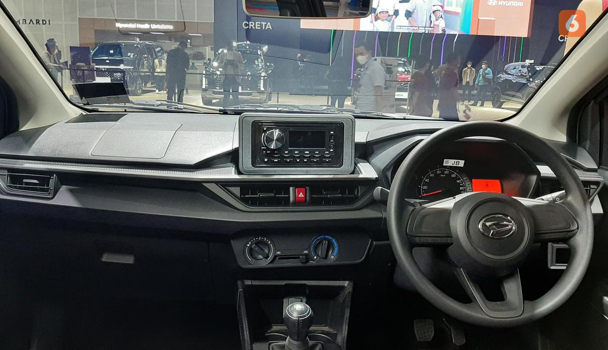 Dashboard didominasi material plastik berwarna hitam dengan desain modern dan dipenuhi elemen garis tegas.