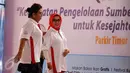 Menteri Kelautan dan Perikanan, Susi Pudjiastuti (kiri) mendampingi ibu Wakil Presiden, Mufidah Jusuf Kalla menghadiri puncak peringatan Hari Ikan Nasional ke-2 di Parkir Timur Senayan Jakarta, Minggu (22/11/2015). (Liputan6.com/Helmi Fithriansyah)