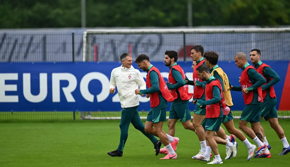 Portugal melaju ke 16 besar Euro 2024 dengan status juara grup E. (PATRICIA DE MELO MOREIRA/AFP)