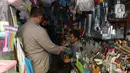 Petugas membagikan masker kepada warga di Pasar Jatinegara, Kamis (10/9/2020). Pembagian masker serta himbauan  memakai masker saat keluar rumah dan ditempat Himb ini dilakukan untuk pencegahan penularan Covid-19 dimana kasus Covid-19 terus meningkat. (merdeka.com/Imam Buhori)