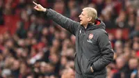 Pelatih Arsenal, Arsene Wenger, memberikan instruksi saat melawan Southampton pada laga Premier League di Stadion Emirates, London, Minggu (8/4/2018). Arsenal menang 3-2 atas Southampton. (AFP/Glyn Kirk)