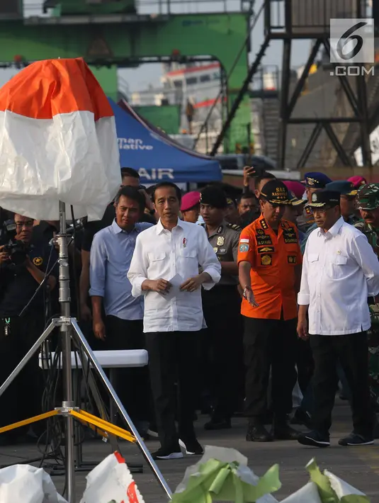 Presiden Joko Widodo bersiap memberi keterangan terkait jatuhnya Lion Air JT 610 di posko evakuasi di JICT 2, Tanjung Priok, Jakarta, Jumat (2/11). Jokowi melihat perkembangan hasil pencarian pesawat Lion Air JT 610. (Liputan6.com/Angga Yuniar)