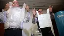 Insinyur Chile, Roberto Astete dan Christian Olivares menunjukkan tas plastik dengan material biodegradable selama konferensi pers di Santiago, Selasa (24/7). Tas ciptaan dua insinyur asal Chile itu seratus persen bisa larut dalam air. (AFP/CLAUDIO REYES)