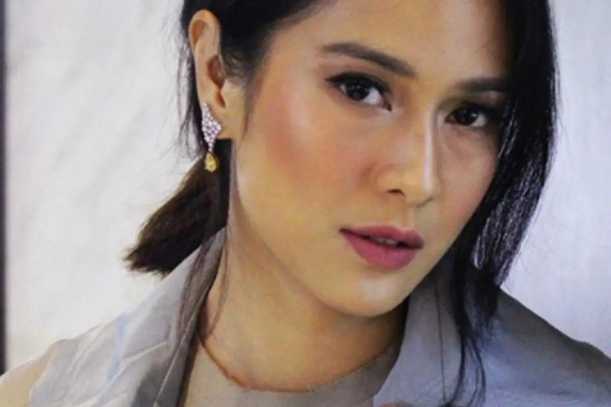 Cantik Bukan Main, Ini Jadinya Kalau Dian Sastrowardoyo Makeup Sendiri