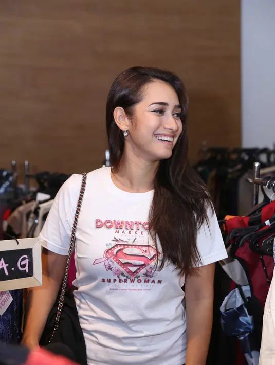 "Selama kegiatannya adalah charity dan bermanfaat oke oke aja. Bantuin temen juga dan kegiatannya jelas," ujar wanita kelahiran Malang, 9 Januari 1985 silam ini. (Nurwahyunan/Bintang.com)