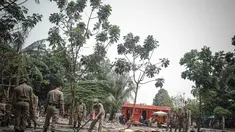 Petugas Satpol PP membongkar ratusan kios yang terletak di IRTI Monas, Jakarta, Kamis (16/10/14). (Liputan6.com/Faizal Fanani)
