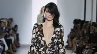 Berencana membeli dress baru? Intip gaun super feminin Kendall Jenner dari Michael Kors spring summer 2017 di New York Fashion Week 2017
