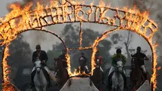 Prajurit tentara Nepal menunjukkan keterampilan berkuda saat festival Ghode Jatra di Kathmandu, Nepal (27/3). Ghode Jatra adalah salah satu festival khas dari Nepal. (AP Photo/Niranjan Shrestha)