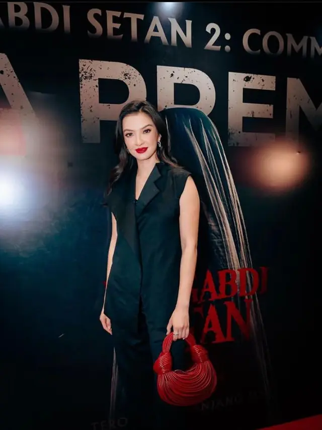 7 Tampilan Dramatis Raline Shah dengan Setelan Hitam dan Lipstik Merah Menyala di Gala Premiere Pengabdi Setan, Curi Perhatian