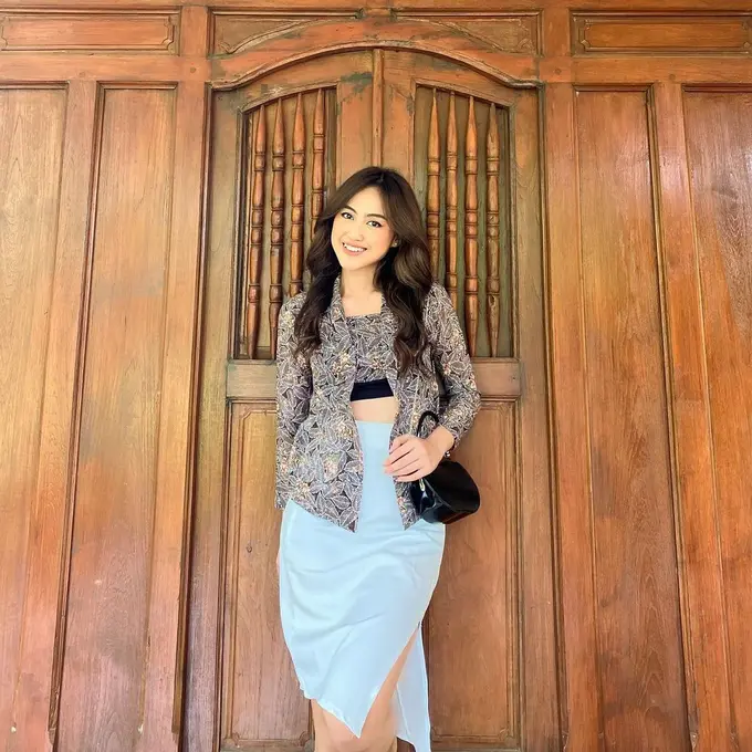 6 Gaya Sisca Eks JKT48 Tampil Anggun dan Stylish Kenakan Kebaya