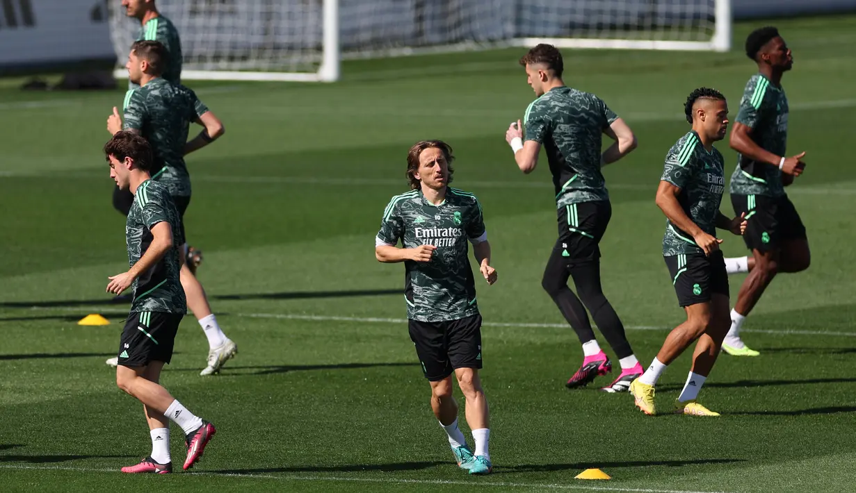 Satu-satunya kemenangan itu Los Blancos  raih saat berjumpa di perempat final 2021/2022. (Photo by PIERRE-PHILIPPE MARCOU / AFP)