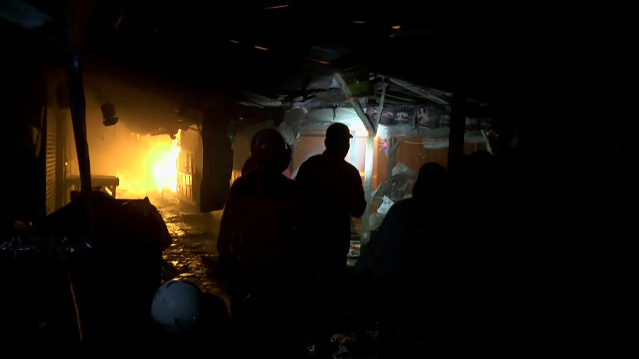 Kebakaran menghanguskan ratusan kios Pasar Pagi Kaliwungu, Kendal, Jawa Tengah. (/Felek Wahyu)
