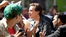 Aktor Jim Carrey menyapa pengemarnya saat menghadiri pemutaran perdana "Jim & Andy: The Great Beyond" selama Festival Film Internasional Toronto 2017 di Winter Garden Theatre di Toronto, Kanada (11/9). (Phillip Faraone/Getty Images/AFP)