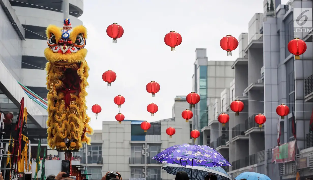 Barongsai tonggak melakukan atraksi dalam acara Festival Cap Go Meh 2570 di Seasons City, Jakarta,  Minggu (24/3). Acara ini mengusung tema The Little Singkawang. (Liputan6.com/Fery Pradolo)