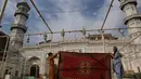 Sebagai pusat ibadah ikonik, masjid ini mempersiapkan suasana religius, termasuk perawatan menara dan gerbangnya, untuk menambah kekhusyukan selama bulan suci Ramadan. Tampak dalam foto, para pekerja membersihkan karpet di masjid bersejarah Mahabat Khan sebagai persiapan menyambut bulan puasa Ramadan, di Peshawar, Pakistan, Senin, 16 Februari 2026. (AP Photo/Muhammad Sajjad)