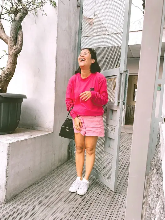 <p>Sweater pink fuchsia sangat cocok untuk dipadu padankan dengan short pants berwarna pink muda.&nbsp;(instagram/gyaps)</p>