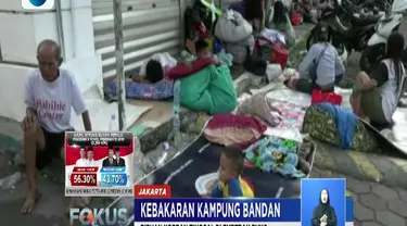 Kebakaran memaksa lebih sekitar 3.500 warga di tiga RT mengungsi.