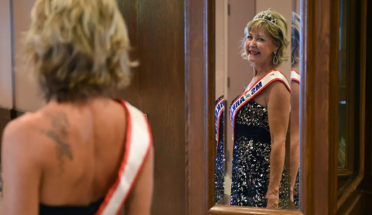 Kontestan Miss Arkansas, Sherry Marshall melihat cermin sebelum mengikuti putaran final Miss Senior America 2017 di Atlantic City, New Jersey (19/10). (AFP Photo/Timothy A. Clary)