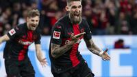 Gelandang Robert Andrich merayakan gol kedua timnya yang dicetaknya ke gawang Stuttgart pada pertandingan pekan ke-31 Bundesliga 2023/2024 di BayArena, Sabtu (27/4/2024) malam WIB. (Marius Becker/dpa via AP)