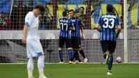 Para pemain Inter Milan merayakan gol ke gawang Empoli pada laga Serie A di Giuseppe Meazza, Milan, Sabtu (7/5/2016). (AFP/Olivier Morin)