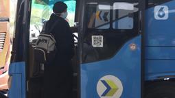 Warga Negara Asing (WNA) menaiki bus menuju hotel untuk karantina setibanya di Bandara Soekarno Hatta (Soetta), Tangerang, Selasa (29/12/2020). Pemerintah Indonesia melarang masuk WNA dari semua negara mulai 1 hingga 14 Januari 2021 menyusul adanya varian baru COVID-19. (Liputan6.com/Angga Yuniar)