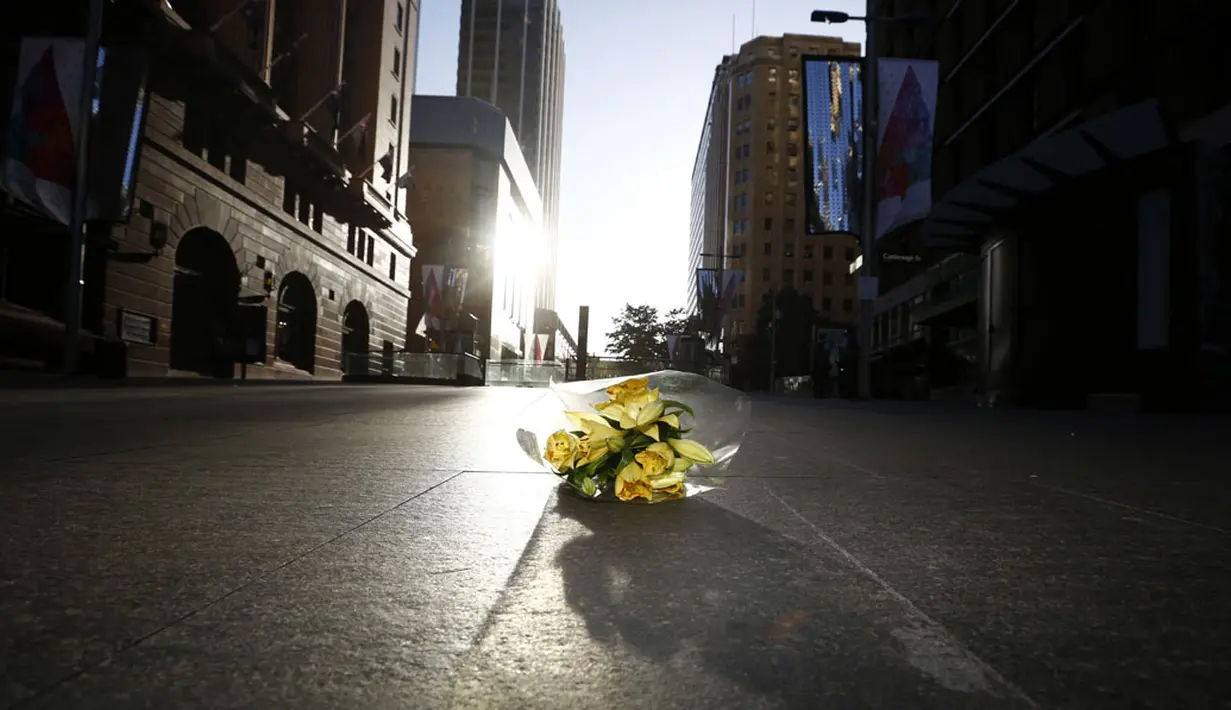 Sebuah buket diletakkan di sekitar Kafe Lindt, Sidney, Australia (16/12/2014). Tiga orang tewas dan empat terluka dalam penyanderaan yang terjadi selama lebih dari 16 jam di Kafe Lindt. (REUTERS/Jason Reed)