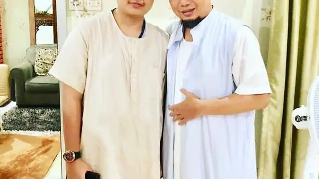 Mendiang Ustaz Arifin Ilham dan putranya (Foto: Instagram/@ameer_azzikra)