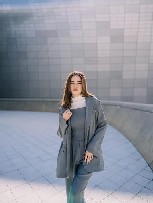 Potret menawan Syifa Hadju dalam balutan busana serba denim. Ia mengenakan turtleneck cokelat muda yang ditumpuknya dengan strapless top yang serasi dengan celananya, kemudian ditumpuk mengenakan oversized blazer yang serasi. [Foto: Instagram/syifahadju]