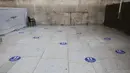 Tanda untuk menjaga jarak dua meter terlihat pada lantai di area Tembok Ratapan, situs paling suci tempat orang Yahudi berdoa, di Yerusalem, Rabu (16/9/2020). Pandemi virus corona COVID-19 membayangi perayaan Tahun Baru Yahudi yang biasanya meriah. (AP Photo/Sebastian Scheiner)