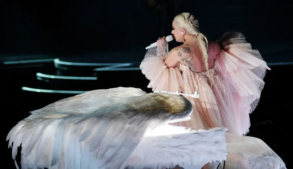 Mother Monster terlihat anggun dan sangat menarik perhatian dalam penampilannya di Grammy Awards 2018. (KEVIN WINTER / GETTY IMAGES NORTH AMERICA / AFP)