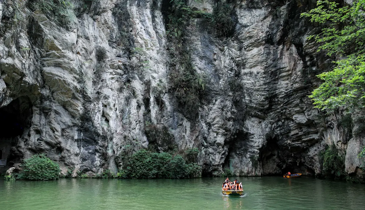 Sejumlah wisatawan bersenang-senang di objek wisata Tianhetan, Kota Guiyang, Provinsi Guizhou, China, Selasa (9/6/2020). (Xinhua/Ou Dongqu)