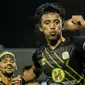 Aksi Bayu Pradana ketika menyumbang gol kemenangan Barito Putera atas Persela 4-2 pada pekan ke-26 BRI Liga 1, (Jumat 18 2/2022). (Bola.com/Gatot Susetyo)